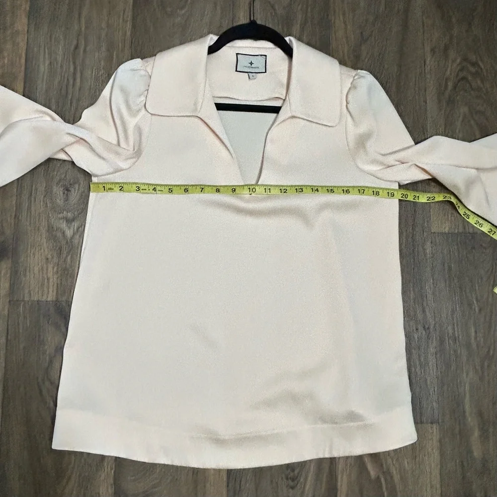 Tuckernuck Cream V-Neck Bell Sleeve Blouse Size Small - Picture 8 of 9